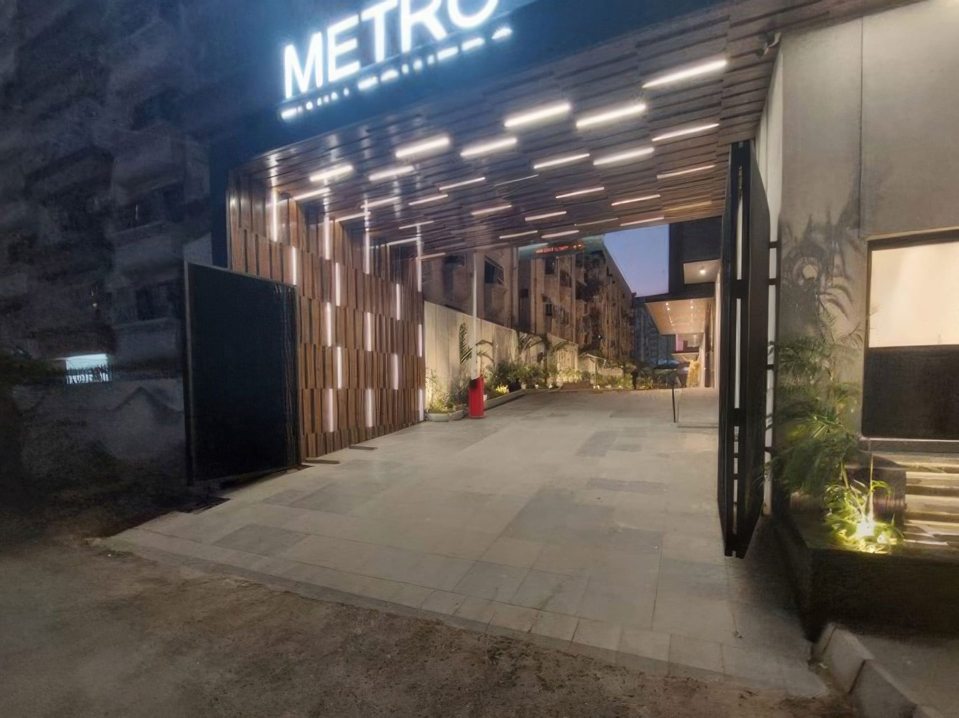 Metro Twin Towers, External Passageway